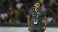 Pelatih Indonesia, Luis Milla, saat pertandingan melawan Malaysia pada laga semifinal Sea Games 2017 di Stadion Shah Alam, Selangor, Sabtu (26/8/2017). Malaysia menang 1-0 atas Indonesia. (Bola.com/Vitalis Yogi Trisna)