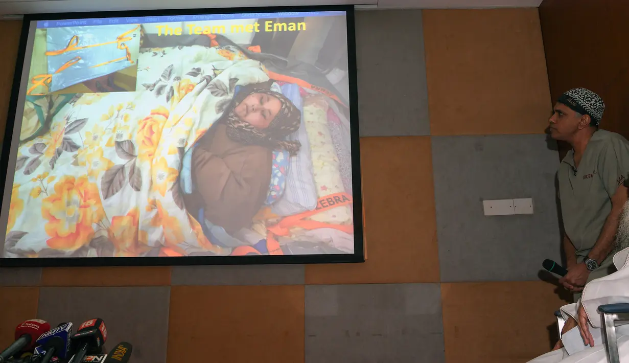 Dokter ahli bedah, Muffazal Lakdawala menjelaskan persiapan operasi bariatrik terhadap perempuan Mesir yang diklaim sebagai perempuan terberat di dunia, Eman Ahmed Abd El Aty, dalam konferensi pers di Mumbai, India, Senin (13/2). (Indranil Mukherjee/AFP)