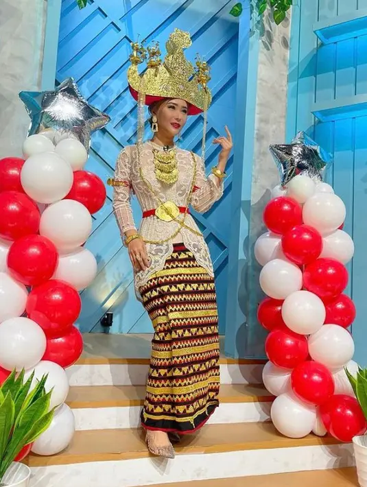 Tak mau kalah, Inul Daratista kenakan busana adat lampung yang dilengkapi sunting dan kain bernuansa emas. (Instagram/inul.d).