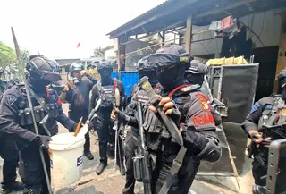 Polisi menggerebak kampung Ambon pada Kamis 15 Oktober 2026. (istimewa)