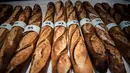 Sejumlah baguettes yang akan dinilai dalam acara Grand Prierie Baguette Paris di Paris, Prancis, Senin (17/4). Baguettes adalah roti khas Prancis yang memiliki bentuk yang unik dan khas. (AFP PHOTO / PHILIPPE LOPEZ)