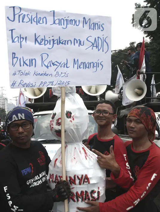 Massa buruh turun ke jalan saat gelar aksi di sekitar Gedung DPR RI, Jakarta, Rabu (2/10/2019). Puluhan ribu buruh dari berbagai daerah berunjuk rasa dalam rangka menolak revisi UU Ketenagakerjaan dan PP Nomor 78 Tahun 2015 serta menolak kenaikan iuran BPJS Kesehatan. (merdeka.com/Iqbal S. Nugroho)