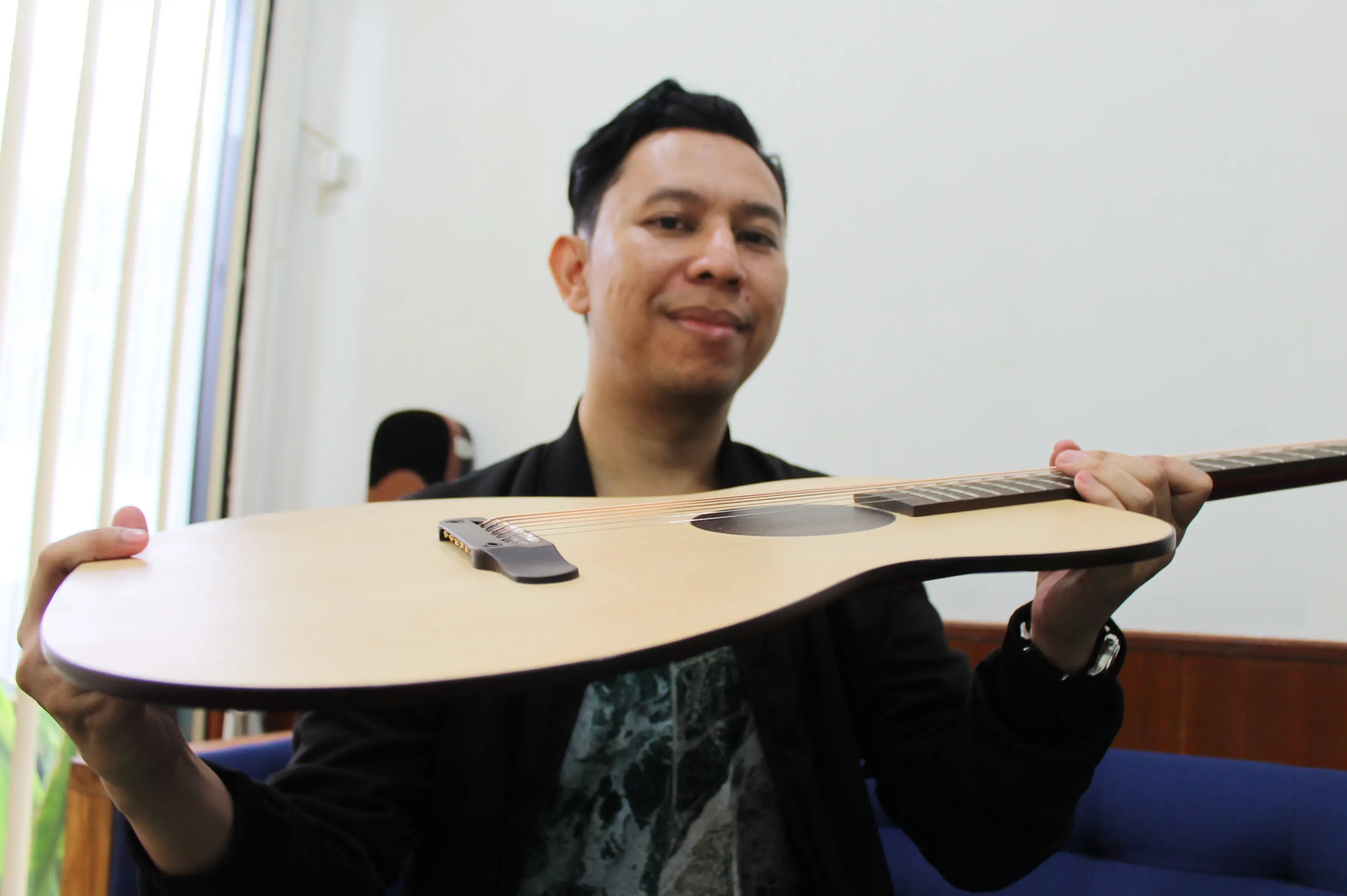 Gitar tipis kreasi warga Bandung itu hanya memiliki ketebalan 8 milimeter atau sepuluh kali lebih tipis dari gitar akustik biasa. (Liputan6.com/Huyogo Simbolon)