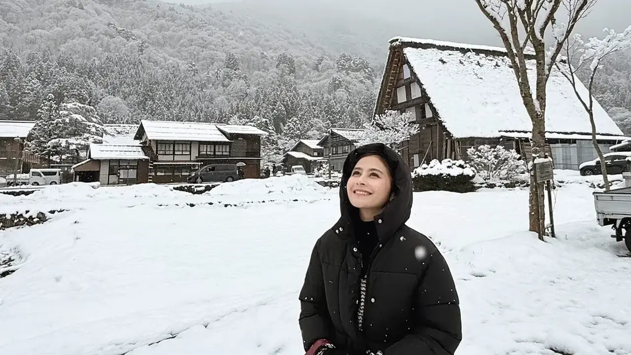 Gaya Prilly Latuconsina Nikmati Salju di Shirakawago, Tas Chanel Burgundy Puluhan Juta Jadi Statement