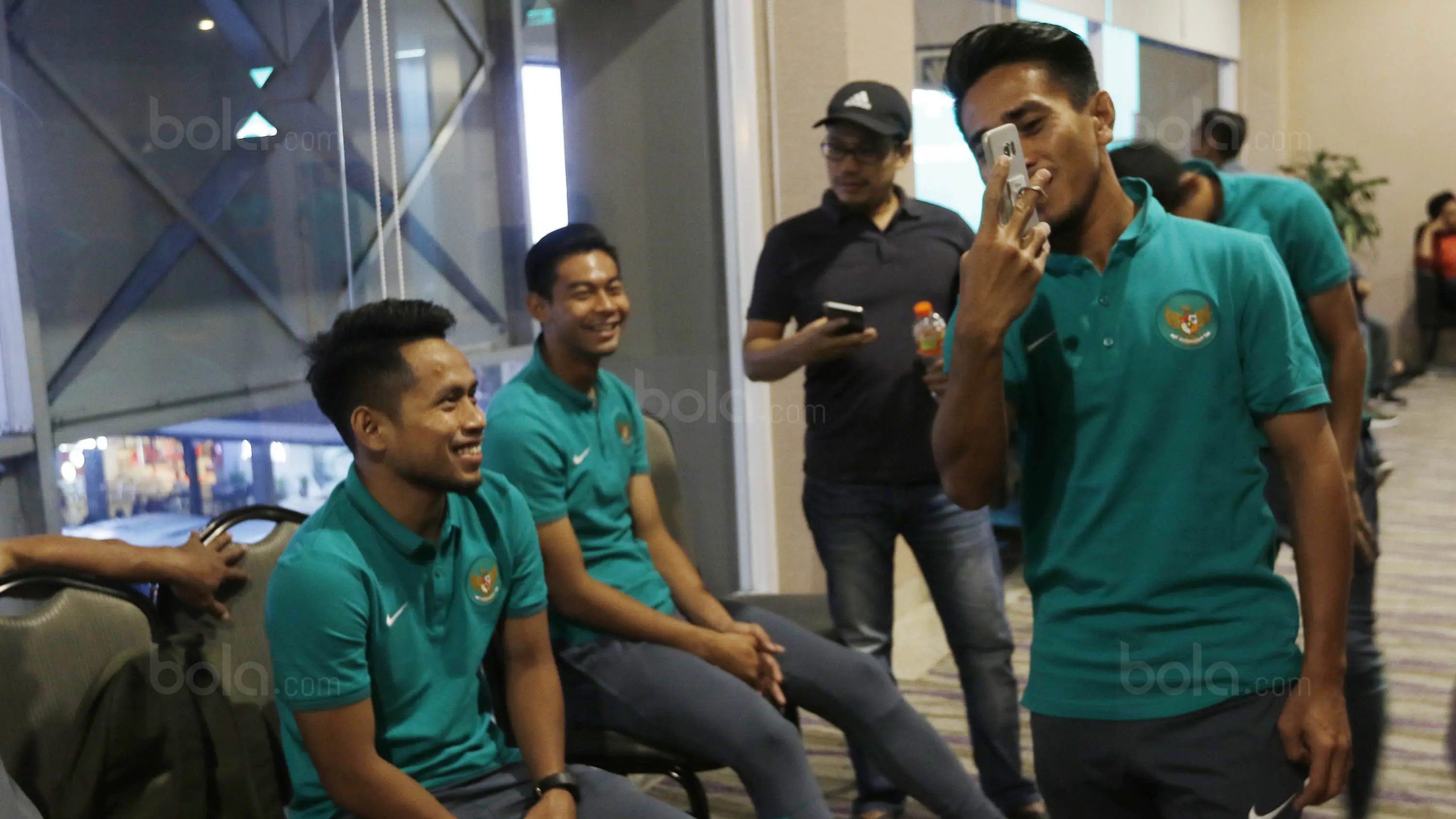 Pemain Timnas Indonesia, Andik Vermansah, Satria Tama dan Taufiq foto bersama saat berada di hotel jelang laga uji coba internasional di Bekasi, Selasa (4/10/2017). Indonesia akan berhadapan melawan Kamboja. (Bola.com/M Iqbal Ichsan)