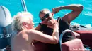 Barack Obama (kanan) bersama sahabatnya Richard Branson saat liburan di Kepulauan Karibia, Selasa (7/2). Obama keluarga bersantai setelah pensiun dari Gedung Putih (AP/Jack Brockway)