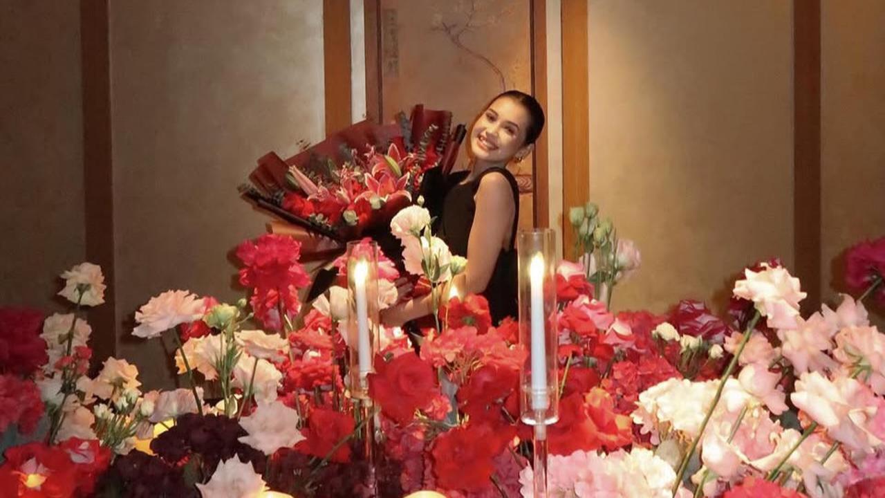7 Potret Mewahnya Perayaan Ulang Tahun Sandrinna Michelle ke-18, Makan Malam Romantis dengan Sang Pacar Junior Roberts