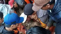 Ilustrasi – Warga dan polisi mengevakuasi korban longsor di Dusun Reco Desa Reco Kecamatan Kertek, Wonosobo. (Foto: Liputan6.com/Polres Wonosobo/Muhamad Ridlo)