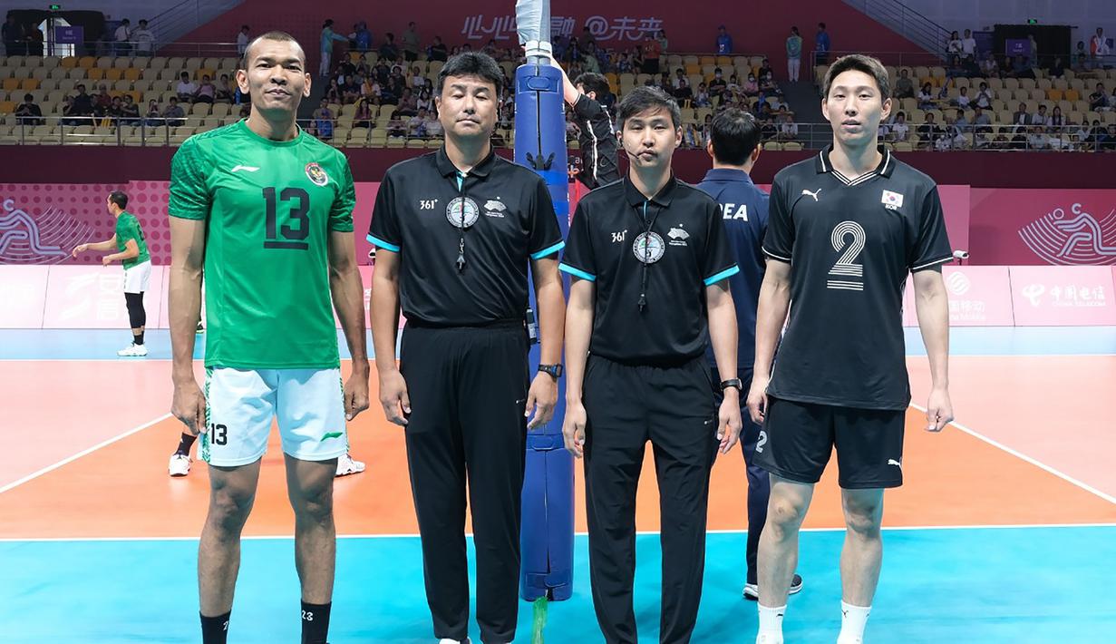 Kapten Timnas bola voli putra Indonesia, Hernanda Zulfi (kiri) dan kapten Korea Selatan, Hwang Taekeui berbaris sebelum dimulainya laga perebutan peringkat 7-8 Asian Games 2022 di LSC Gymnasium, Hangzhou, China, Selasa (26/9/2023) siang WIB. (AVCVolley)