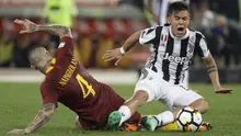Striker Juventus, Paulo Dybala, berebut bola dengan gelandang AS Roma, Radja Nainggolan, pada laga Serie A di Stadion Olimpico, Senin (14/5/2018). AS Roma imbangi Juventus dengan skor 0-0. (AP/Gregorio Borgia)