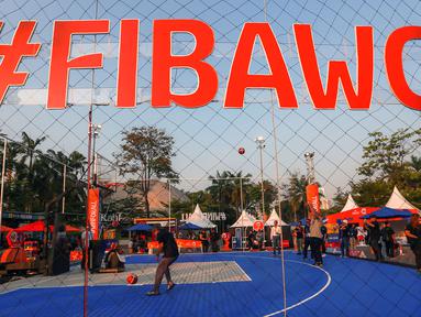Sejumlah pengunjung menjajal permaianan di Fan Zone Piala Dunia FIBA 2023 yang terletak di Senayan Park, Jakarta, Rabu (23/08/2023). (Bola.com/Bagaskara Lazuardi)