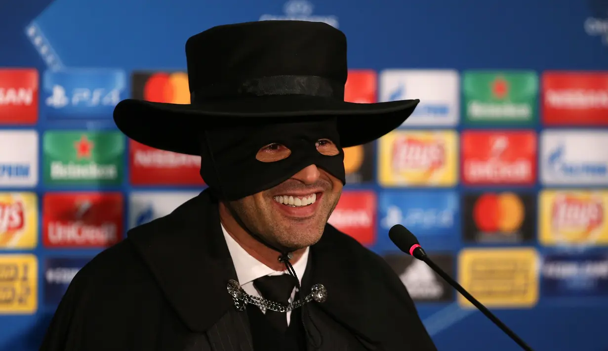 Pelatih Shakhtar Donetsk, Paulo Fonseca tampil dengan dandanan nyentrik dalam jumpa pers setelah Liga Champions melawan Manchester City di Metalist Stadium, Kamis (7/12). Fonseca mengenakan topeng, topi, dan jubah hitam ala Zorro. (STANISLAS VEDMID/AFP)