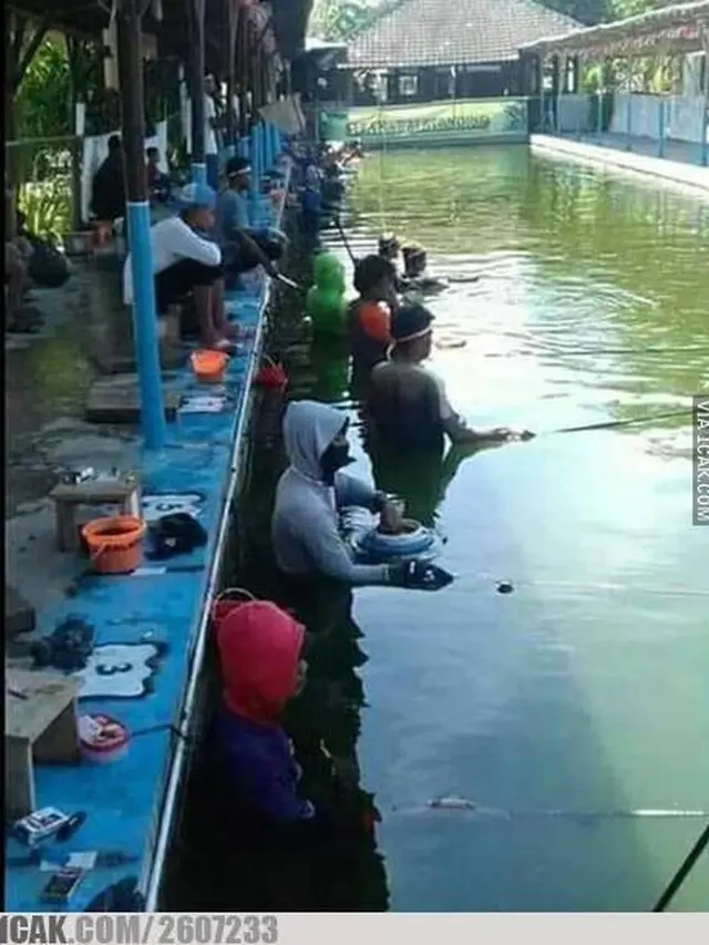 6 Potret Nyeleneh Orang Mancing Ini Bikin Geleng Kepala