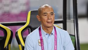 Pelatih Timnas Indonesia U-17, Kurniawan Dwi Yulianto saat memimpin tim asuhannya menghadapi Malaysia dalam laga kedua Grup A Piala AFF U-17 2026 di Stadion Gelora Joko Samudro, Gresik, Kamis (16/4/2026). (Bola.com/M. Iqbal Ichsan)