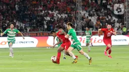 Pemain Persija Osvaldo Haay menggiring bola saat melawan Geylang International FC pada pertandingam persahabatan di SUGBK, Jakarta, Minggu (23/2/2020). Persija membungkam Geylang 3-1. (Liputan6.com/Angga Yuniar)