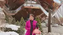 Mengunjungi ikon wisata New York, Vessel, Prilly tampil stylish dalam balutan blazer hot pink, turtleneck warna hitam, pants warna hitam. (Instagram/prillylatuconsin96).