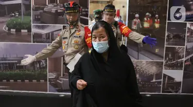 Etty binti Toyib saat tiba di bandara Soekarno Hatta, Tangerang, Senin (6/7/2020). Etty binti Toyyib merupakan Pekerja Migran Indinesia  asal Majalengka, Jawa Barat yang lolos dari hukuman mati di Arab Saudi berkat tebusan 4 juta riyal atau Rp 15,5 miliar. (Liputan6.com/Angga Yuniar)