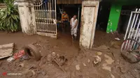 Usai Diterjang Banjir, Warga Manado Mulai Bersihkan Rumah