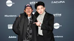 Yayu A.W. Unru (kiri) dan Rich Brian menghadiri pemutaran perdana film Jamojaya saat Sundance Film Festival 2023 di Eccles Theatre, Park City, Utah, Amerika Serikat, 22 Januari 2023. Jamojaya juga menjadi film pertama dari 88rising, sekaligus debut Rich Brian di dunia seni peran. (Photo by Charles Sykes/Invision/AP)