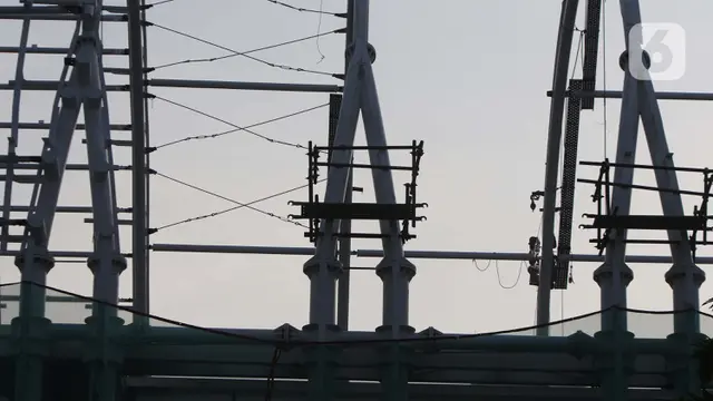 FOTO: Masuk Proyek Strategis Nasional, Pengerjaan Pembangunan LRT Terus Berlanjut