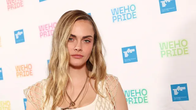 Cara Delevingne menghadiri Upacara Penghargaan Ikon Kebanggaan WeHo untuk merayakan Bulan Kebanggaan yang diselenggarakan oleh Kota West Hollywood di Employees Only pada tanggal 01 Juni 2025 di West Hollywood, California. Araya Doheny