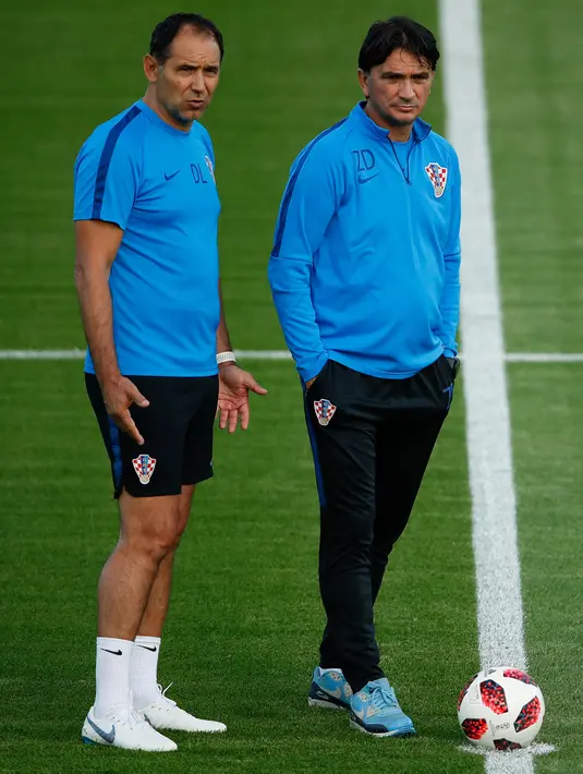 Pelatih Kroasia Zlatko Dalic (kanan) dan asisten pelatih Drazen Ladic melihat para pemainnya berlatih jelang menghadapi Prancis pada babak Final Piala Dunia 2018 di Moskow, Rusia, (13/7). (AFP Photo/Odd Andersen)