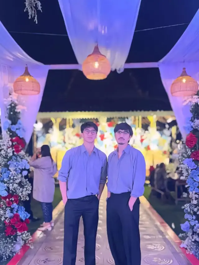 Outfit Kondangan Gaya Kasual Keren Ayman & Duta Sheila On 7 (Foto: Instagram @ayman_modjo)