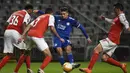 Gelandang Leicester City, Harvey Barnes (tengah), dikurung tiga pemain SC Braga dalam laga lanjutan Liga Europa 2020/21 Grup G di Braga Municipal Stadium, Braga, Kamis (26/11/2020) waktu setempat. Leicester City bermain imbang 3-3 dengan SC Braga (AFP/Miguel Riopa)