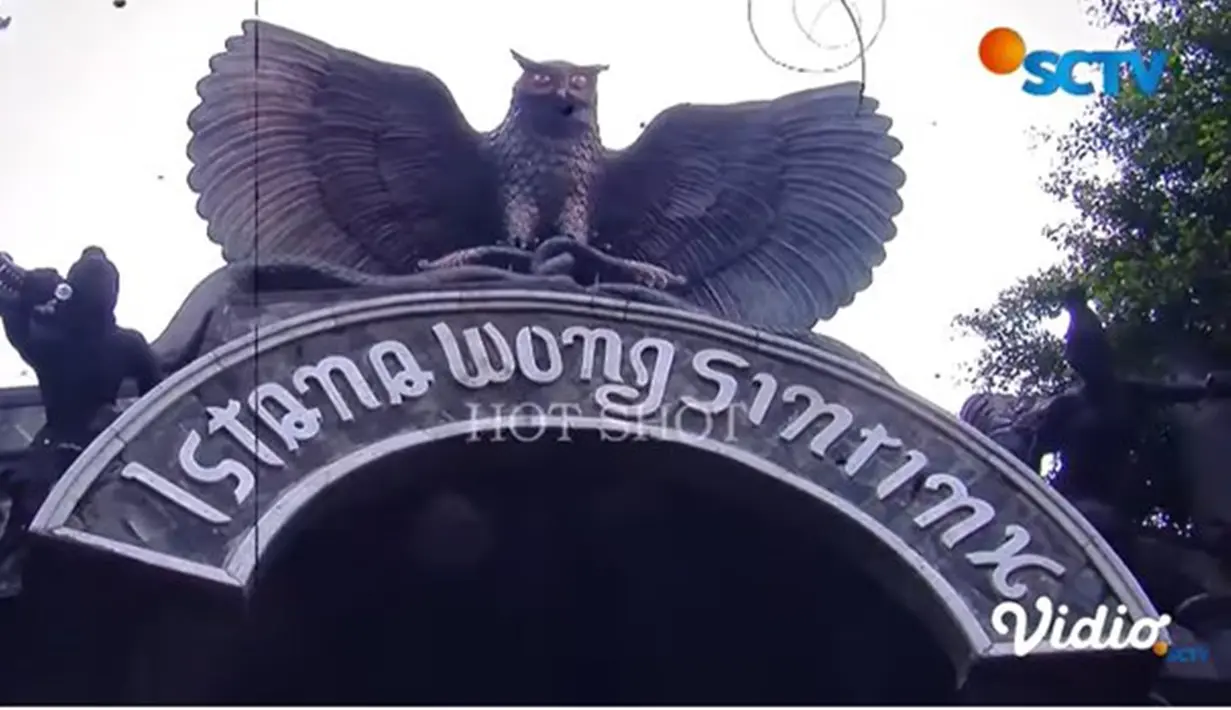 Rumah Ki Joko Bodo memiliki gapura besar yang megah dengan tulisan Istana Wong Sintinx. Bangunan gapura itu bak pintu masuk rumah kramat yang dipenuhi dengan ukiran. Makin terlihat mistis dengan patung burung elang besar dan dua ekor ular membentang di bagian atas. (Liputan6.com/YouTube/SCTV)