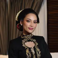 Intip potret cantik Erika Carline di Tedak Sinten Andrew Raxy Neil (@loritayoung_mua)