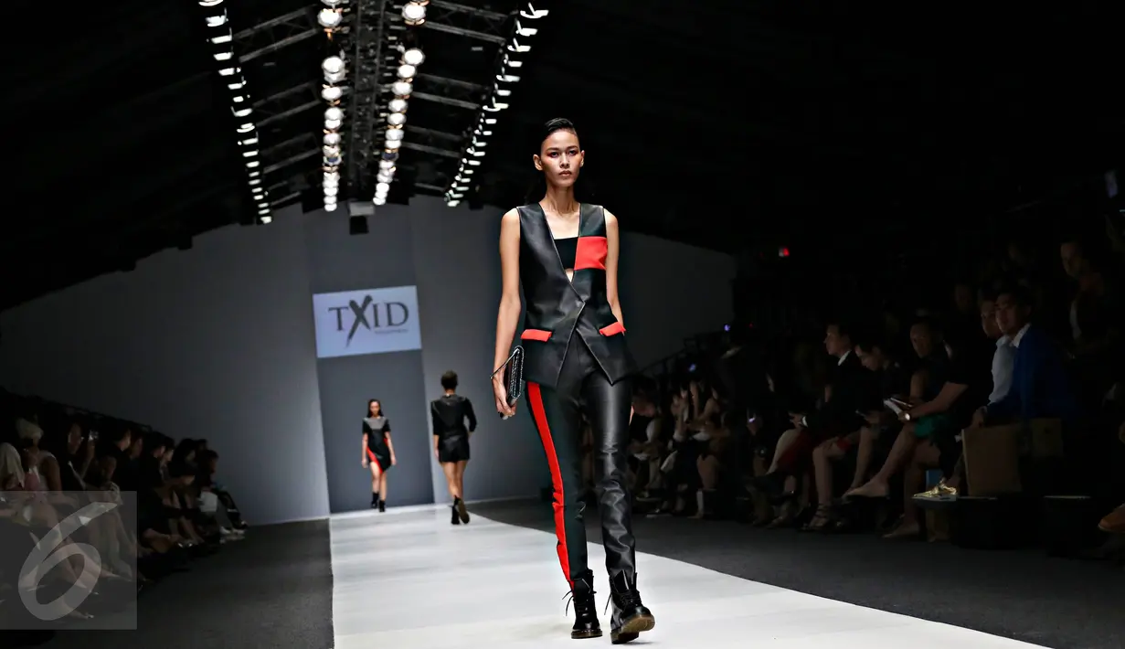 Model membawakan busana perancang Tex Saverio dalam Jakarta Fashion Week (JFW) 2016 di Senayan City, Jakarta, (24/10/2015). Koleksi dari Tex Saverio pernah dipakai selebritis dunia seperti Lady Gaga, Kim Kardashian dll. (Liputan6.com/Immanuel Antonius)