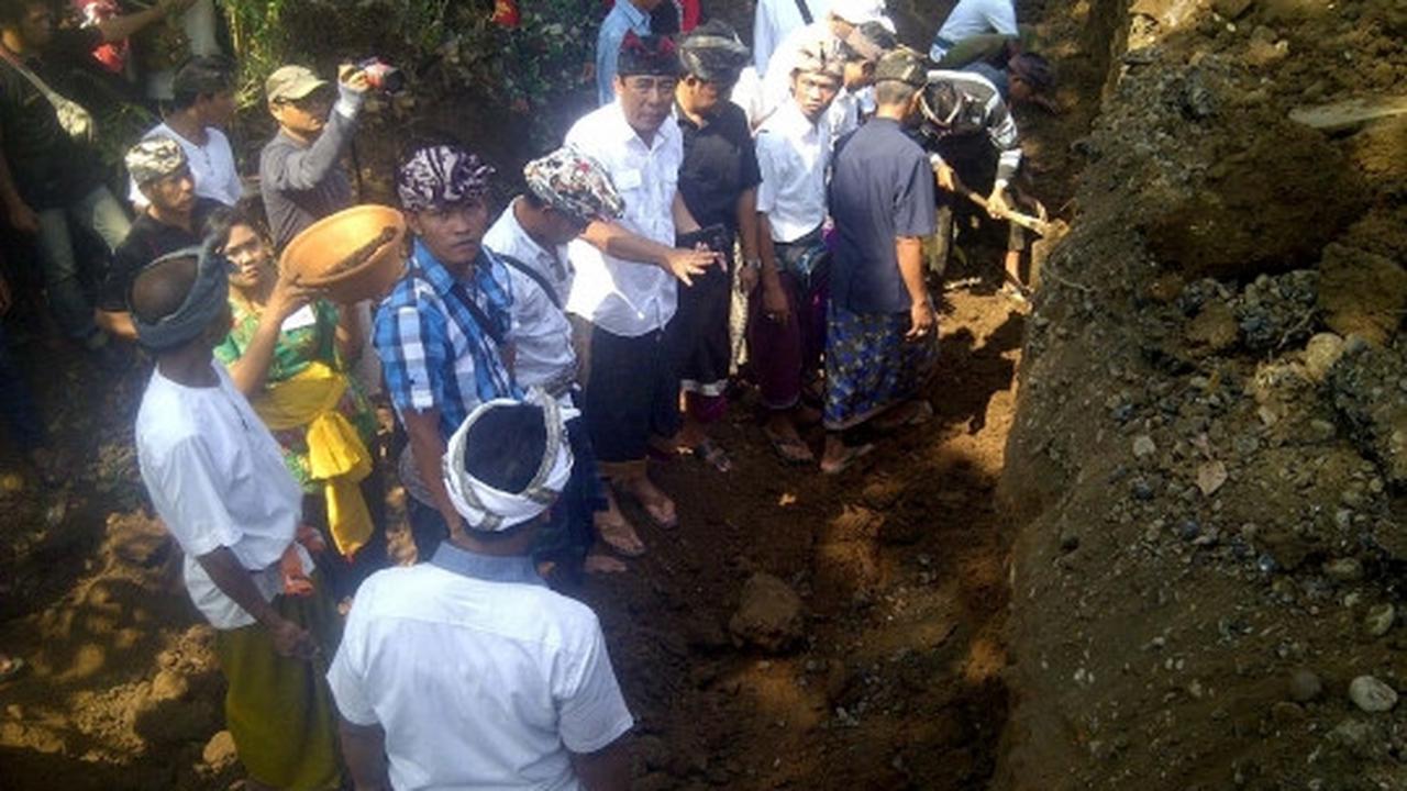 Menyaksikan pembongkaran kuburan massal eks anggota PKI di Bali