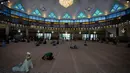 Umat muslim Malaysia menghadiri ibadah salat Jumat dengan khotbah yang dipersingkat di Masjid Nasional di Kuala Lumpur, Jumat (13/3/2020). Malaysia memutuskan tetap melakukan salat Jumat, tetapi dengan pedoman yang ketat pasca-penyebaran virus corona COVID-19. (AP Photo/Vincent Thian)
