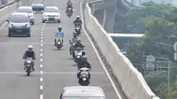 Pengendara sepeda motor nekat melintasi JLNT Casablanca, Jakarta, Kamis (23/3). Meski ada rambu larangan melintas, sejumlah pengedara motor tetap nekat melintasi jalan layang tersebut. (Liputan6.com/Yoppy Renato)