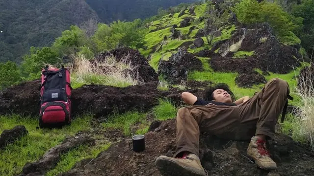 Seorang pendaki berada di Gunung Merbuk Bali https://www.instagram.com/p/B-IwEFkFVge/?igsh=NjZlb2hqdXM1dDBo