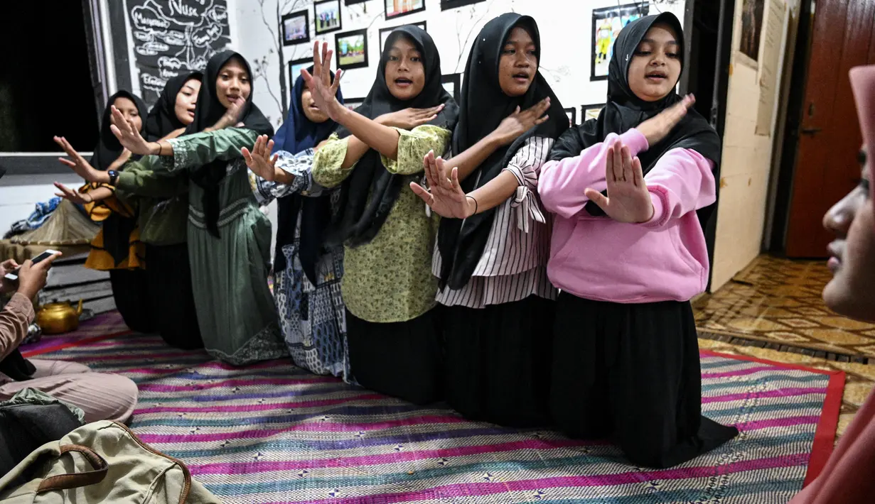 Pemuda mengikuti gladi bersih tari tradisional Aceh di desa ekowisata Nusa di Lhoknga, provinsi Aceh (31/8/2021). (AFP/Chaideer Mahyuddin)