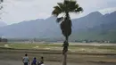 Anak-anak menunggang kuda di tepi pantai di Bendungan Boca yang memasok air ke kota utara Monterrey, di Santiago, Meksiko (9/7/2022). Perencanaan yang buruk, dan penggunaan air yang tinggi telah menyebabkan tiga bendungan yang membantu memasok kota mengering. (AP Photo/Fernando Llano)