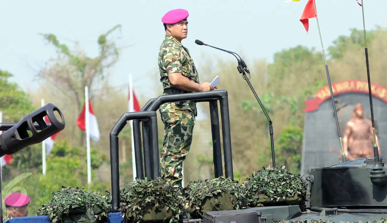 Kasal Laksamana TNI Ade Supandi memimpin upacara Hari Korps Marinir TNI AL yang ke-70 di Markas Marinir Cilandak, Jakarta Selatan, (15/11/2015). Dirgahayu kali ini mengusung tema 'Kuat Bersama Rakyat Berkarakter Maritim'. (Liputan6.com/Helmi Afandi)