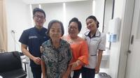 Pasien Lansia ibu Lydia (96 tahun) yang kini kembali beraktivitas setelah menjalani Hip Replacement bersama Dokter Gerald Sp.OT. Foto: Siloam Hospitals
