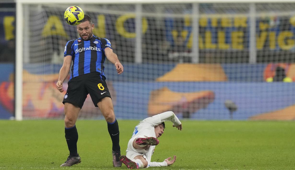 <p>Stefan de Vrij dari Inter Milan berebut bola dengan pemain Empoli, Nicolo Cambiaghi selama pada pertandingan lanjutan Liga Italia di stadion San Siro di Milan, Italia, Selasa (24/1/2022). Kemenangan atas Inter Milan membuat Empoli kini berada di peringkat ke 9 dengan 25 poin. (AP Photo /Luca Bruno)</p>