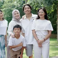 Potret Okie Agustina bersama 4 anaknya yang semakin dewasa (Sumber: Instagram/@okieagustina_)