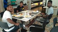 Para pemain Perseru Serui tampak bersantai jelang menghadapi Persebaya Surabaya di Stadion Bung Tomo, Minggu (25/3/2018). (Bola.com/Gatot Susetyo)