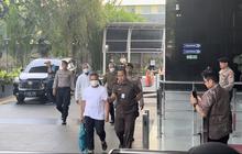 VIDEO: Berompi Oranye KPK, Tampang Gubernur Riau Abdul Wahid Resmi Ditahan Tersangka Korupsi