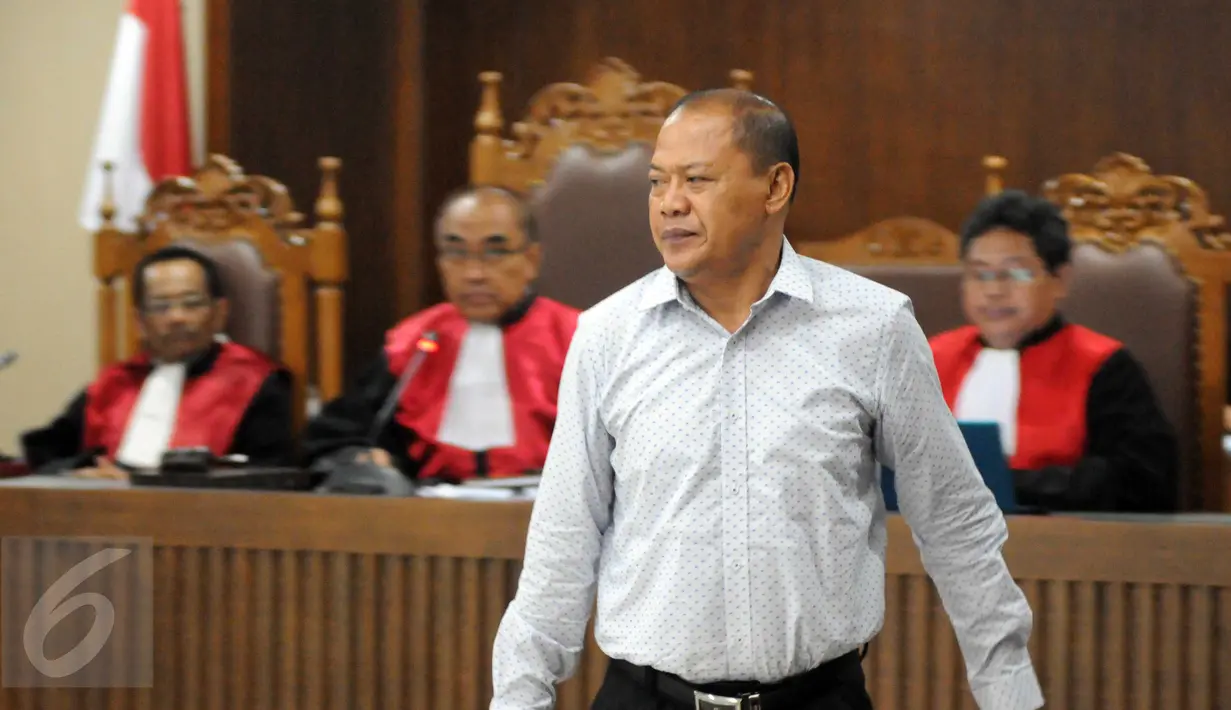Ekspresi I Made Meregawa usai sidang vonis di Pengadilan Tipikor, Jakarta, Rabu (20/1/2016). Hakim memvonis Meregawa penjara 4 tahun dan denda Rp 100 juta subsider 2 bulan kurungan. (Liputan6.com/Helmi Afandi)