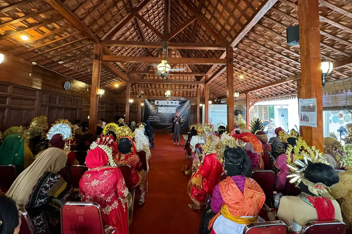 BRI Insurance bekerja sama dengan team Magister Management dari Fakultas Ekonomi dan Bisnis Universitas Indonesia memperkenalkan asuransi kerugian kepada masyarakat di Pamulang, Tangerang Selatan, Rabu (18/12/2024). (Dok BRI Insurance)