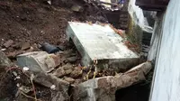 Longsor menimpa Semarang Barat. Satu rumah warga roboh diterjang dinding talud yang tak kuat menahan longsor. (Liputan6.com/Felek Wahyu)