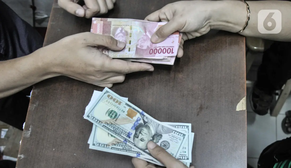 <p>Seorang warga menjual uang dolar Amerika Serikat di salah satu gerai money changer di Jakarta, Senin (4/7/2022). Rupiah kembali melemah melawan dolar Amerika Serikat (AS) pada perdagangan mendekati lagi Rp15.000 per USD 1 dan menjadi salah satu yang terburuk. (merdeka.com/Iqbal S Nugroho)</p>