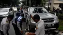 Petugas Dishub saat mengangkut mobil yang parkir sembarangan, Jakarta, Senin (12/1/2015). (Liputan6.com/Johan Tallo)