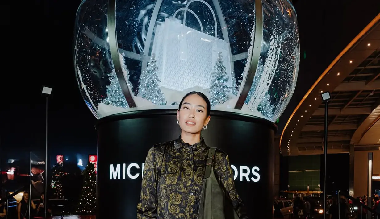 Alika Islamadina tampil edgy dengan setelan kemeja dan celana print bernuansa hijau olive dan hitam. Ia nampak jinjing Nubuck Bag berwarna yang senada dengan busananya [@alikaislamadina]