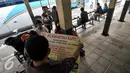 Calon penumpang saat menunggu bus AKAP di Terminal bus Pulogadung, Jakarta, (19/7). Dinas Perhubungan dan Transportasi DKI, mengultimatum agar seluruh PO Bus AKAP di Terminal Pulogadung untuk pindah ke Terminal Pulogebang. (Liputan6.com/Yoppy Renato)